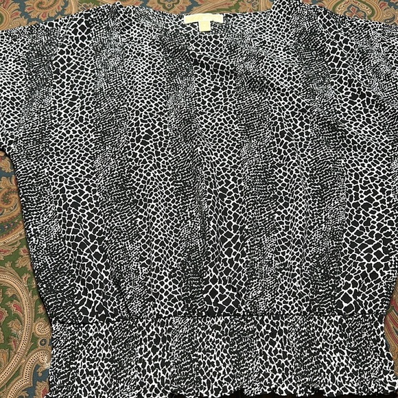 Michael Michael Kors SS blouse white with black pattern gold hoops tie sleeve M - Picture 2 of 5